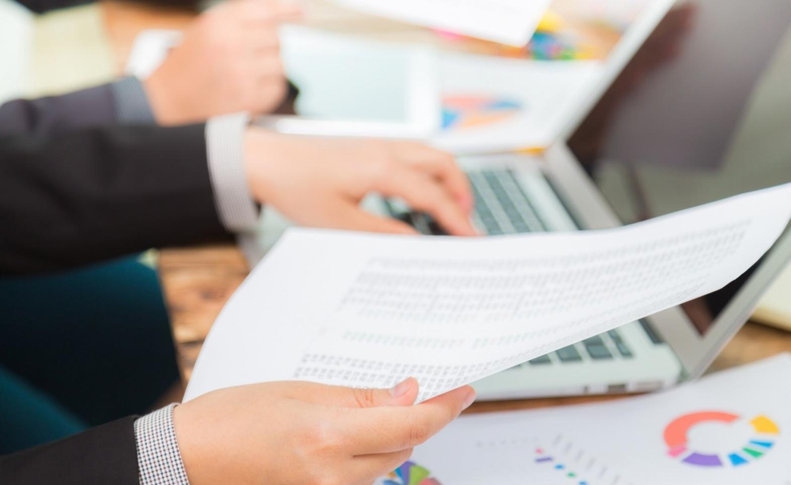 Profesionales trabajando en análisis financiero y planificación presupuestaria